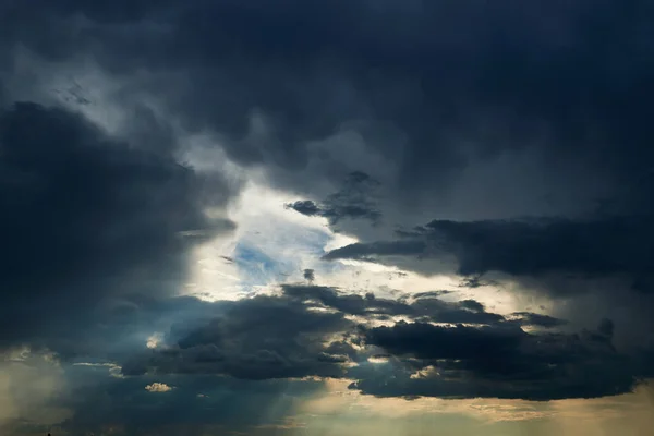 太陽と雲を背景にした美しい暗い劇的な空 — ストック写真