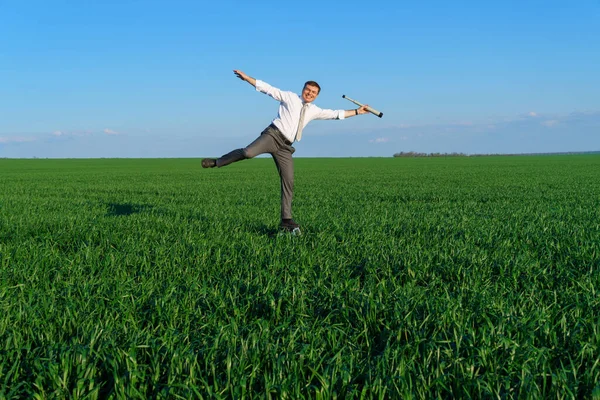 Zakenman Poseert Met Een Verrekijker Een Groen Veld Hij Ziet — Stockfoto