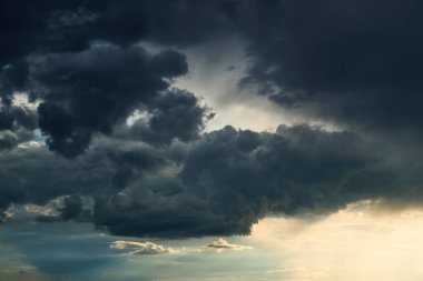 Güzel, karanlık, dramatik gökyüzü. Güneş ışığı ve bulutlar arka planda.