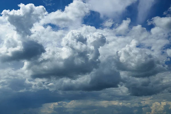 Langit Biru Yang Indah Dan Awan Terang Sebagai Latar Belakang — Stok Foto