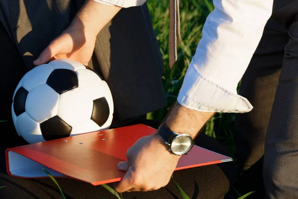 Geschäftsmann Holt Sich Auf Der Grünen Wiese Einen Fußball Vom — Stockfoto