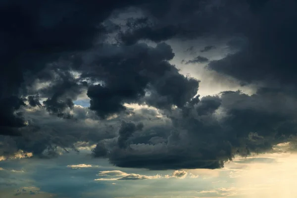 太陽と雲を背景にした美しい暗い劇的な空 — ストック写真