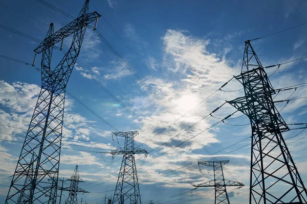 Высоковольтные Электрические Линии Башни Промышленная Инфраструктура Против Голубого Неба — стоковое фото