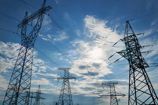 Hoogspanningsleidingen Torens Industriële Infrastructuur Tegen Blauwe Lucht — Stockfoto