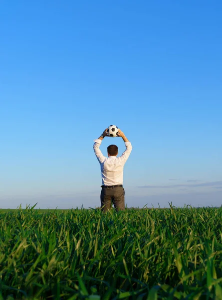 Hombre Negocios Posa Con Pelota Fútbol Campo Hierba Verde Freelance —  Fotos de Stock