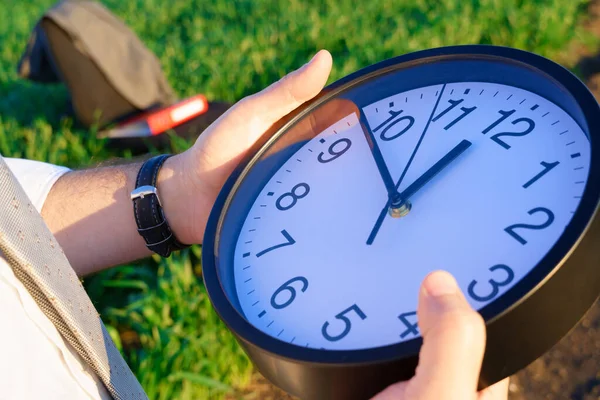 Hombre Negocios Tiene Reloj Oficina Campo Con Césped Verde Concepto — Foto de Stock