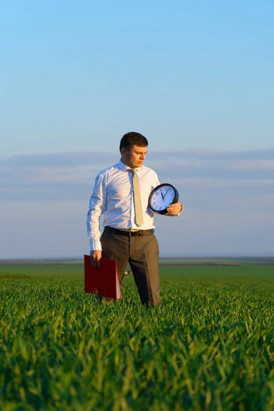 Hombre Negocios Tiene Reloj Oficina Una Carpeta Roja Campo Con — Foto de Stock