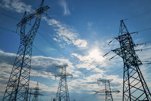 Lignes Électriques Haute Tension Tours Infrastructures Industrielles Contre Ciel Bleu — Photo