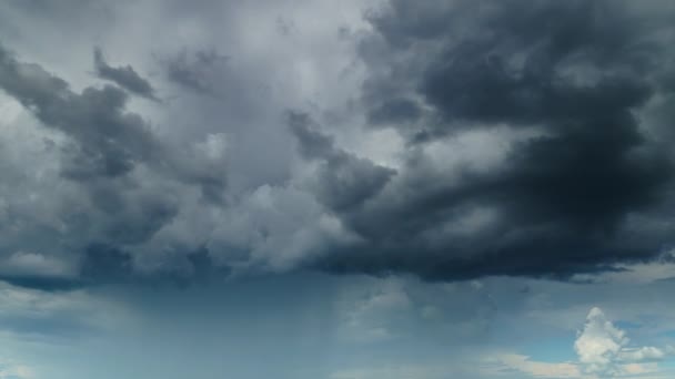 雨の前に嵐の雲の時間の経過と美しい暗い劇的な空 — ストック動画