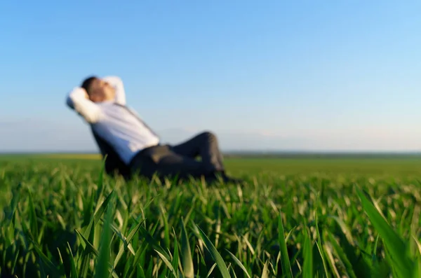 Geschäftsmann Sitzt Bürostuhl Auf Einem Feld Und Ruht Sich Aus — Stockfoto