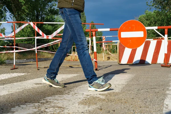 Paseo Peatonal Largo Paso Peatonal Lado Señal Tráfico Está Prohibido — Foto de Stock