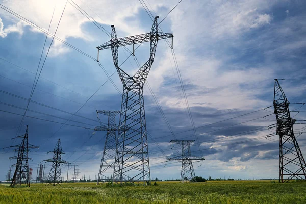 Wysokonapięciowe Linie Elektryczne Wieże Infrastruktura Przemysłowa Przeciwko Błękitnemu Niebu — Zdjęcie stockowe
