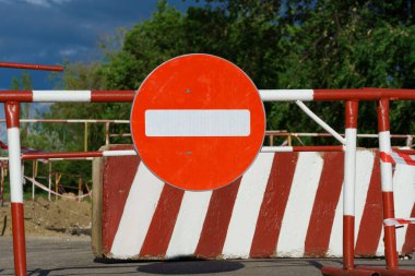 Yol tabelası - trafik yasaktır, yol bakım için kapalıdır