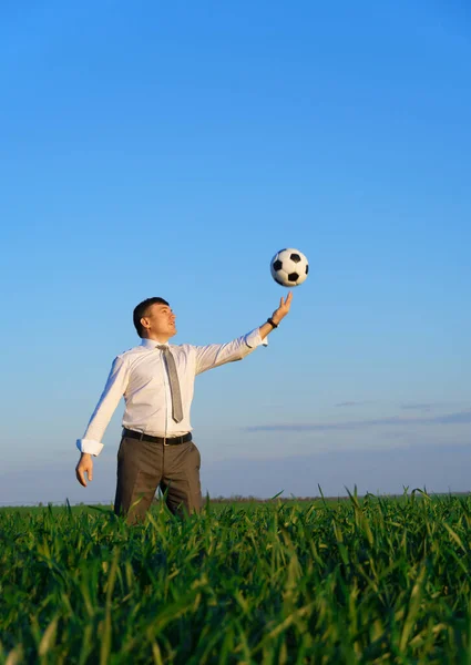 Бизнесмен Позирует Футбольным Мячом Зеленом Газоне Фриланс Спорт Бизнес — стоковое фото
