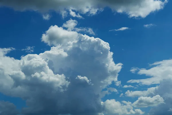 Schöner Blauer Himmel Und Helle Wolken Als Abstrakter Hintergrund — Stockfoto