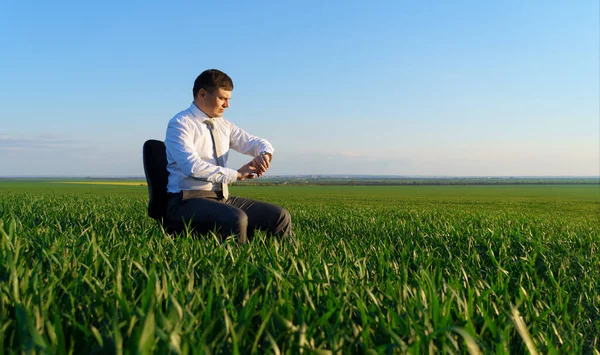 Businessman Sits Office Chair Field Rests Freelance Business Concept Green — Stock Photo, Image