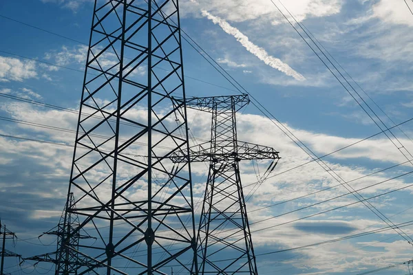 蓝天下的高压电线 高塔和工业基础设施 — 图库照片