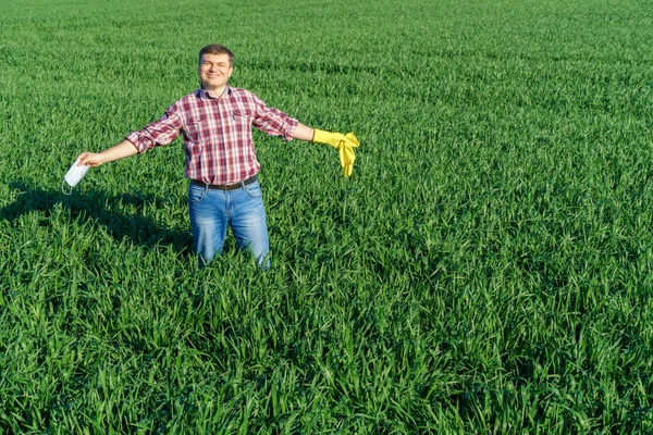 Bir Adam Tarlada Ekose Gömlek Kot Pantolon Giymiş Koruyucu Yüz — Stok fotoğraf