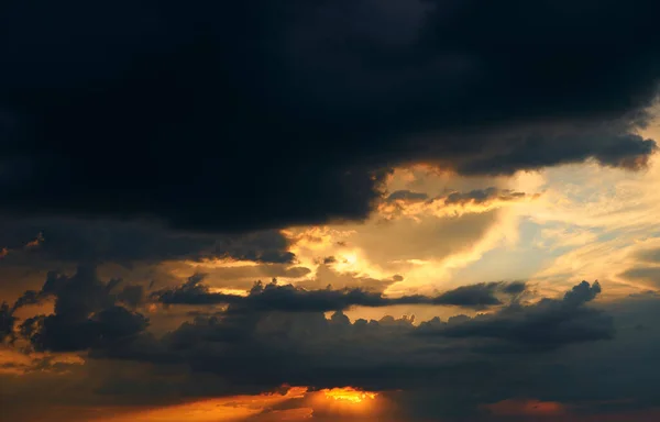 아름다운 어두운 구름등을 배경으로 — 스톡 사진