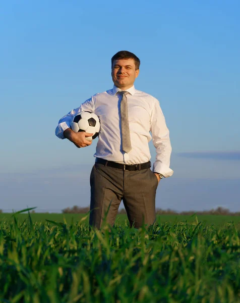 사업가들은 밭에서 축구를 프리랜서 개념을 가지고 — 스톡 사진