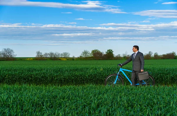 Geschäftsmann Fährt Fahrrad Auf Einer Grünen Wiese Geschäftskonzept Für Freiheit — Stockfoto