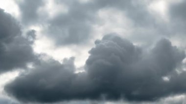 Güzel, karanlık, dramatik gökyüzü, fırtınalı bulutlar, zaman yağmurdan önce akıp gidiyor. 