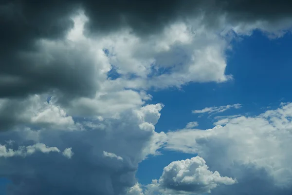Schöner Blauer Himmel Und Helle Wolken Als Abstrakter Hintergrund — Stockfoto