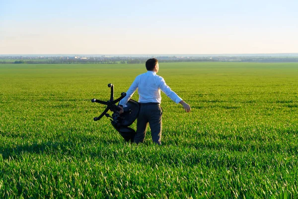 Empresário Carrega Uma Cadeira Escritório Campo Trabalho Freelance Conceito Negócios — Fotografia de Stock