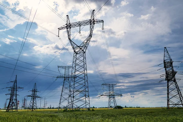 Високовольтні Електричні Лінії Вежі Промислова Інфраструктура Проти Блакитного Неба — стокове фото