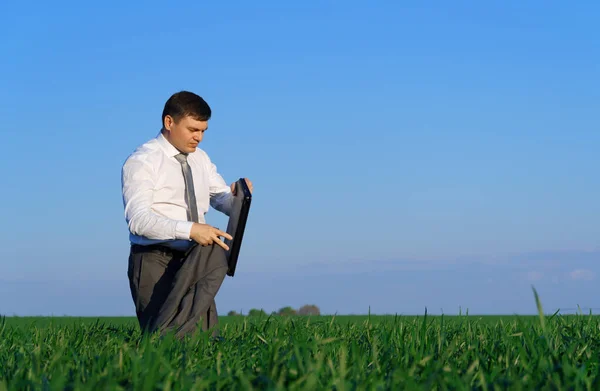 Uomo Affari Lavora Campo Verde Freelance Concetto Business Erba Verde — Foto Stock