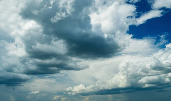 Langit Biru Yang Indah Dan Awan Terang Sebagai Latar Belakang — Stok Foto