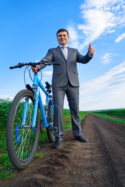 Geschäftsmann Mit Fahrrad Posiert Auf Einer Grünen Wiese Geschäftskonzept Für — Stockfoto