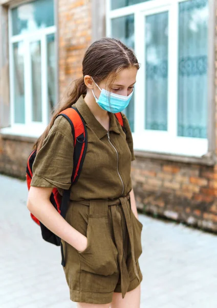 Tonåring Skolflicka Väg Till Skolan Använder Skyddande Ansiktsmasker För Att — Stockfoto