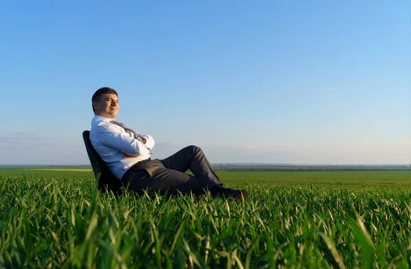 Geschäftsmann Sitzt Bürostuhl Auf Einem Feld Und Ruht Sich Aus — Stockfoto