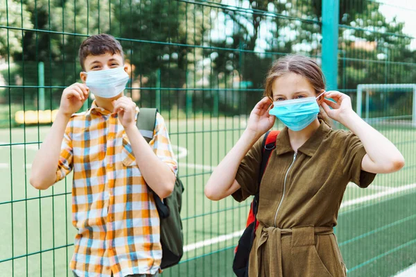 Två Tonåringar Pojke Och Flicka Väg Till Skolan Använder Skyddande — Stockfoto