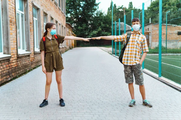 Dwóch Nastolatków Chłopiec Dziewczyna Drodze Szkoły Używają Maski Ochronnej Twarzy — Zdjęcie stockowe