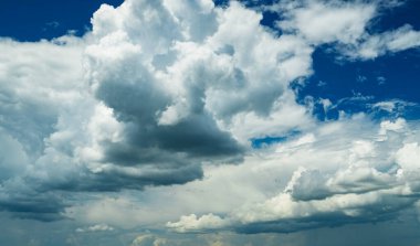 güzel mavi gökyüzü ve parlak bulutlar soyut arkaplan olarak