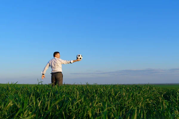 Geschäftsmann Posiert Mit Fußballball Auf Grünem Rasen Freiberuflich Sport Und — Stockfoto