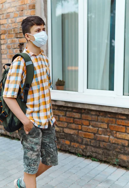 Έφηβος Σχολιαρόπαιδο Στο Δρόμο Για Σχολείο Που Χρησιμοποιούν Προστατευτικές Μάσκες — Φωτογραφία Αρχείου
