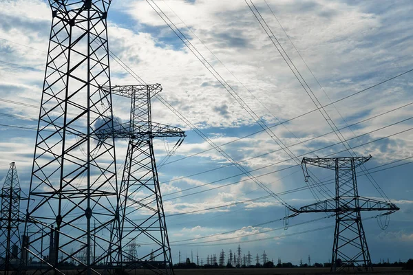 Wysokonapięciowe Linie Elektryczne Wieże Infrastruktura Przemysłowa Przeciwko Błękitnemu Niebu — Zdjęcie stockowe