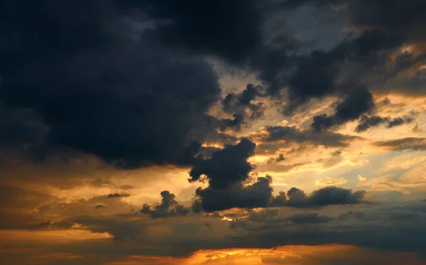 Bellissimo Cielo Tramonto Sole Luminoso Silhouette Scura Nuvole Come Sfondo — Foto Stock