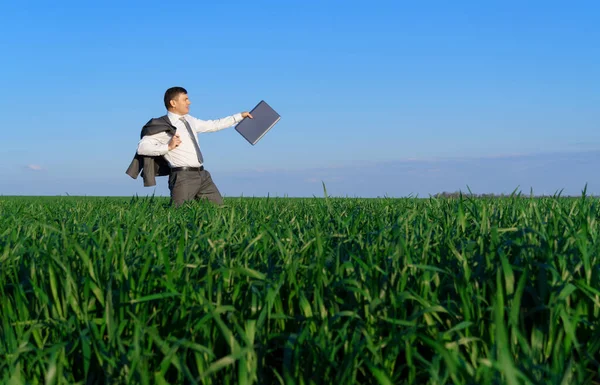 Hombre Negocios Trabaja Campo Verde Freelance Concepto Negocio Hierba Verde — Foto de Stock