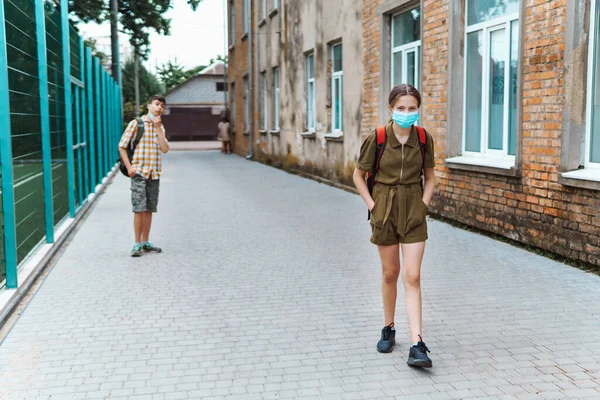 Två Tonåringar Pojke Och Flicka Väg Till Skolan Använder Skyddande — Stockfoto