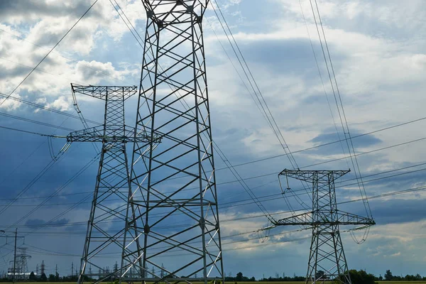 Líneas Eléctricas Alto Voltaje Torres Infraestructura Industrial Contra Cielo Azul —  Fotos de Stock