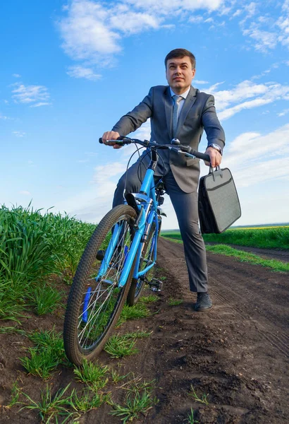 Geschäftsmann Fährt Fahrrad Auf Einer Grünen Wiese Geschäftskonzept Für Freiheit — Stockfoto