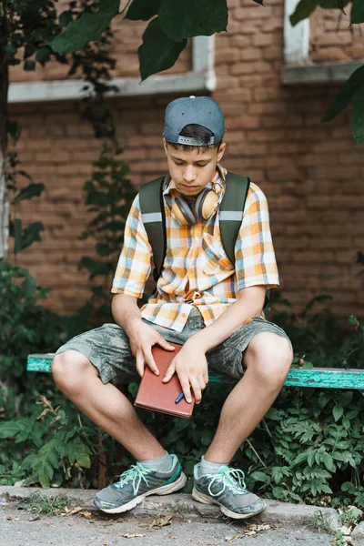 Teenager Porträt Auf Dem Schulweg Sitzt Auf Einer Bank Mit — Stockfoto
