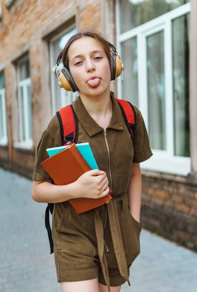 Okula Giden Genç Bir Liseli Kız Kulaklıkla Müzik Dinliyor Bir — Stok fotoğraf