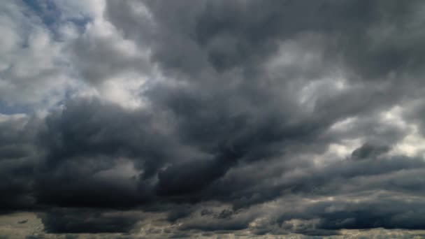 雨の前に嵐の雲の時間の経過と美しい暗い劇的な空 — ストック動画