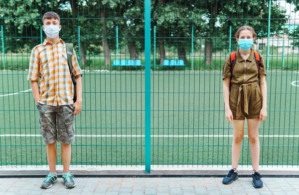 Dwóch Nastolatków Chłopiec Dziewczyna Drodze Szkoły Używają Masek Ochronnych Twarzy — Zdjęcie stockowe