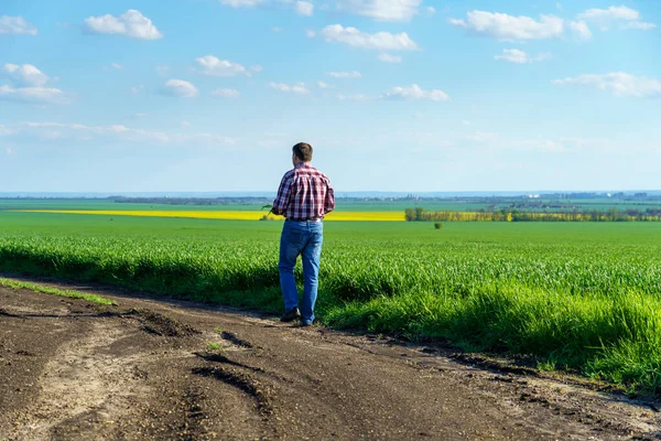 Homem Como Agricultor Que Caminha Longo Campo Vestido Com Uma — Fotografia de Stock